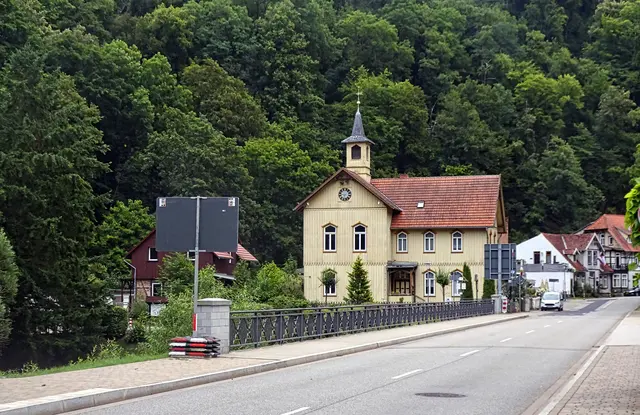 Treseburg mit Bodebrücke. 50 m links von der Schule/Kirche entfernt mündet die Luppbode in die Bode 