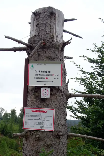 Wegweiser am Wanderweg ins Bodetal 