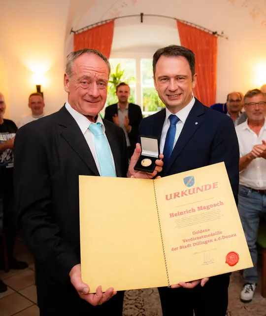 Von links: Heinrich Magosch und Oberbürgermeister Frank Kunz  | Foto: Jan Koenen - Stadt Dillingen 