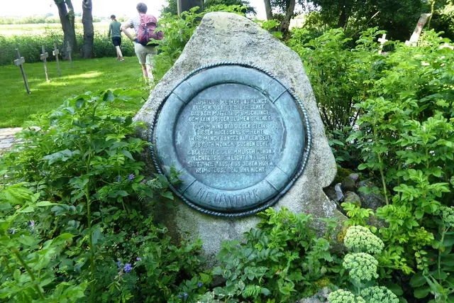 Auf dem „Friedhof der Namenlosen“ wurden ab 1319 Leichen bestattet, die von der Flut an Neuwerks Ufer geschwemmt wurden. 1900 wurde der Friedhof neu gestaltet. Heute werden aufgefundene Tote auf das Festland überführt und dort beigesetzt. 