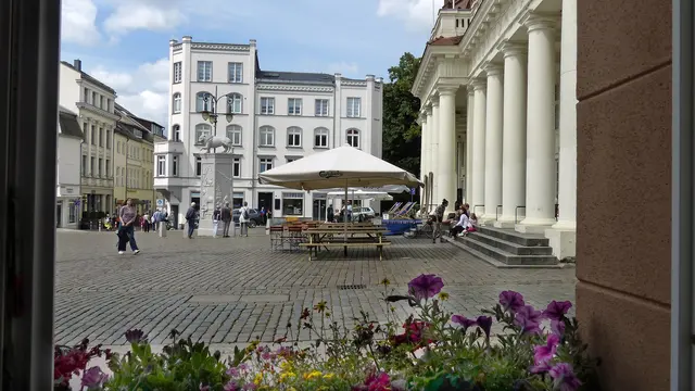 Hochsommertag in Schwerin: Nach und nach strömen Touristen und Urlauber auf den Marktplatz inmitten der Altstadt. Foto: Helmut Kuzina