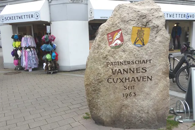 Gedenkstein an die Städtepartnerschaft mit Vannes, der Hauptstadt des Départements Morbihan in der französischen Region Bretagne.  