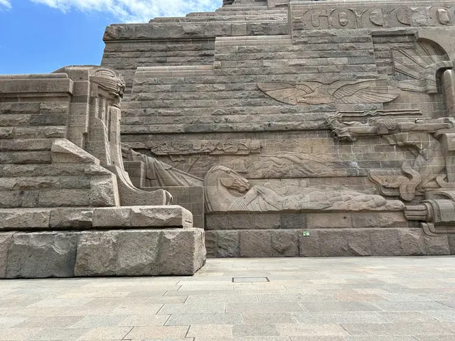Insgesamt wurden 26.500 Natursteinblöcke aus Granit und 120.000 Kubikmeter Beton verbaut. 