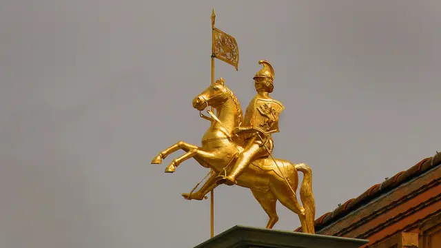 Auf der mittleren Zinne des Rathauses steht der Goldene Reiter, der an den Stadtgründer Heinrich den Löwen erinnert. Foto: Helmut Kuzina