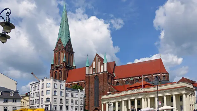 Der 117,5 m hohe Domturm überragt die Gebäude des Marktplatzes. Foto: Helmut Kuzina 