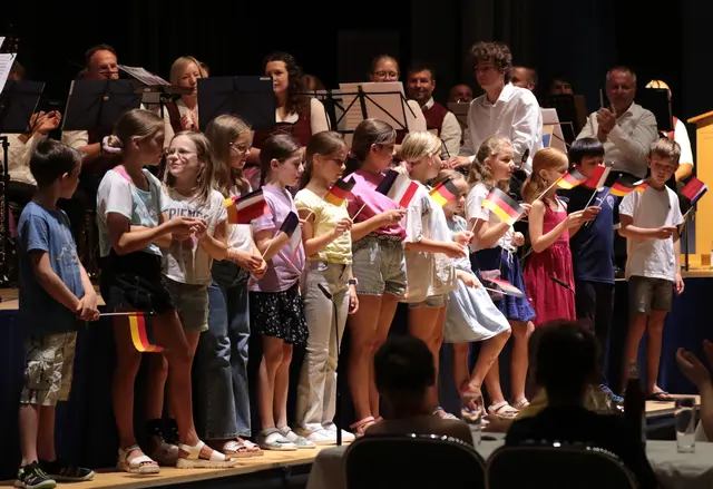 Festakt Städtepartnerschaft 2025: Willkommen der Schulkinder AG3-4 auf der Bühne | Foto: Hilde Reiter