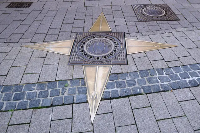 Die Windrose an der Kreuzung von Segelcke- und Nordersteinstraße.