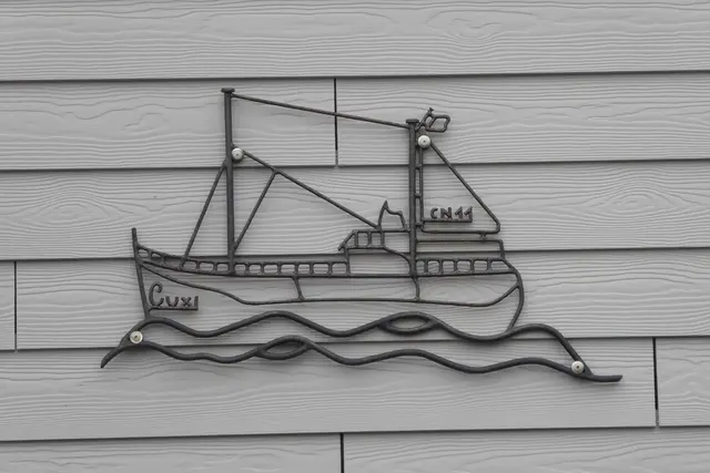 Segelschiff Cux als Schmuck an einer Hauswand. 