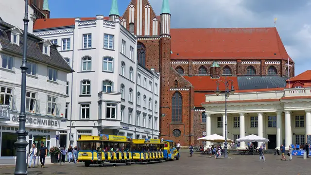 Auf dem Altstädtischen Marktplatz in Schwerin. Foto: Helmut Kuzina