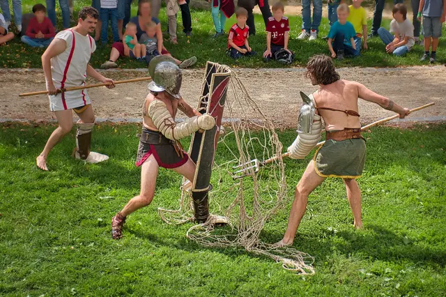 Mitglieder der Gladiatorenschule Trier präsentieren spannende Zweikämpfe und interessante Hintergründe zu Technik und Ausrüstung. | Foto: Thomas Clauss