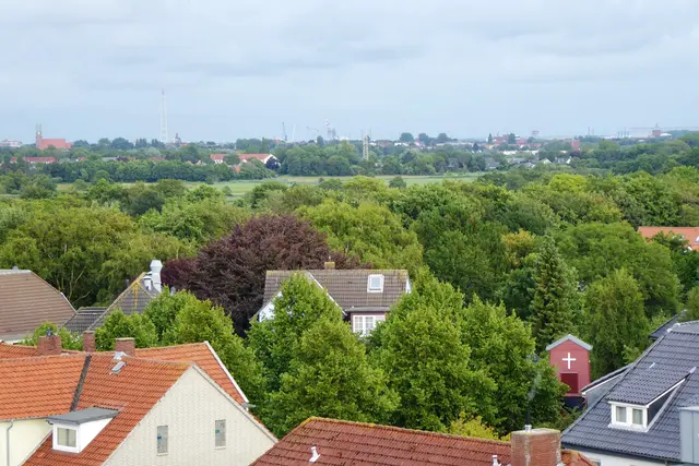 Aussicht zum Horizont mit der Kirche St. Petri (links) über den Hafen bis zum Wasserturm.