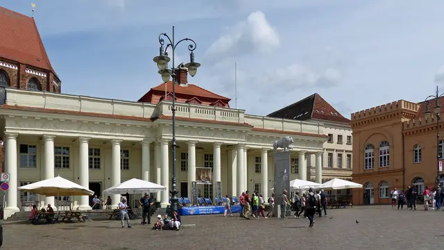 Das auffällige Gebäude mit seinen 14 dorischen Säulen zählt zu den markanten Häusern am Marktplatz. Foto: Helmut Kuzina