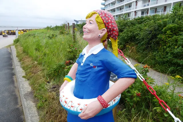 Cuxi - Blonde Werbefigur mit Schwimmring am Promenadenweg bei der Duhner Spitze.