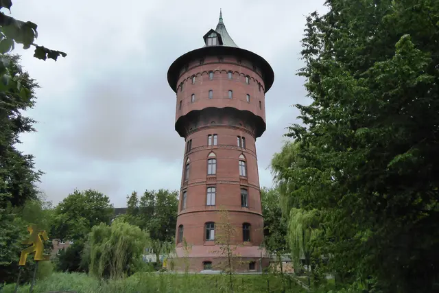 Der Wasserturm, ein Wahrzeichen Cuxhavens, in dem heute ein Cafe eingerichtet ist.