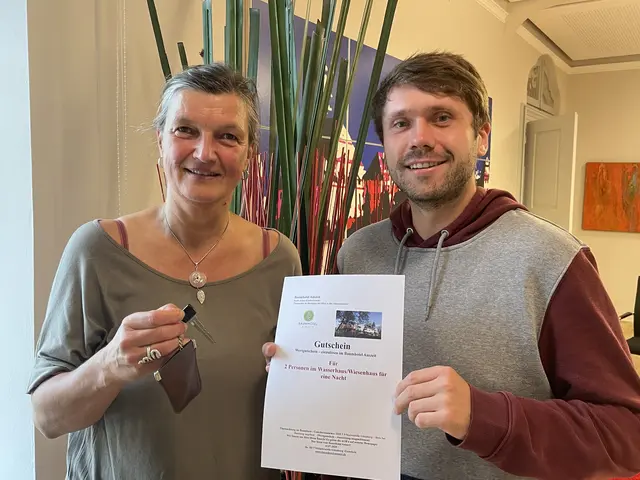 STADTRADELN-Star Lukas Denk bekommt nach drei Wochen autofreier Zeit seine Autoschlüssel von der Radverkehrsbeauftragten Daniela Fischer zurück. | Foto: Michael Lindner/Stadt Günzburg