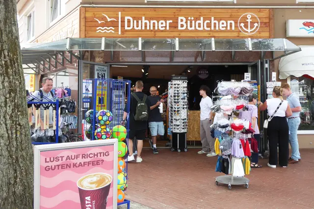 Hier wird der kleine Einkaufsbedarf gedeckt: Duhner Büdchen.