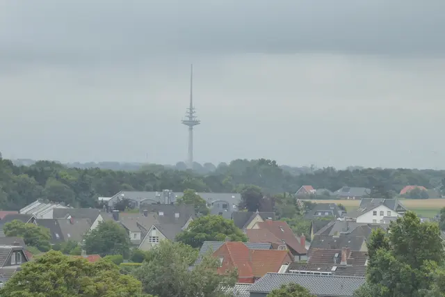 Der Regen zieht über den Friedrich-Clemens-Gerke-Turm. Er ist ein Stahlbetonturm der Deutschen Telekom AG für Richtfunk und UKW-Rundfunk, der 230 Meter hoch ist. Nun kann man bei Regenwetter auch anderes genießen.