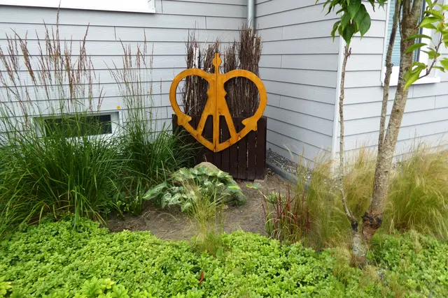 Die Kugelbake in einer Gartendekoration.