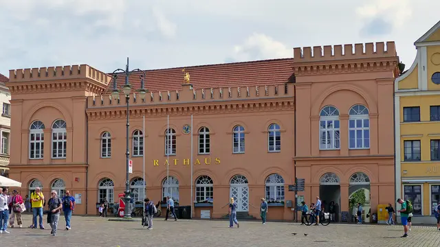 Das Haus mit der Vorderfront im Tudorstil ist da Altstädtische Rathaus, in dem sich auch die Touristeninformation befindet. Foto: Helmut Kuzina