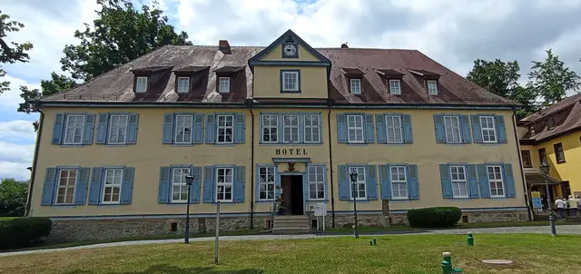 einige Schritte entfernt, mit Biergarten
das Haus selbst, 1680