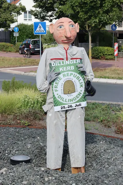 Werbung für die Dillinger Kerb auf der Straße nach Bad Homburg