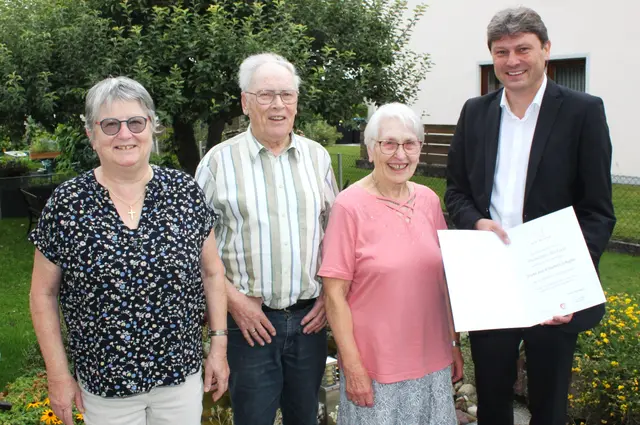 Gratulantenrunde bei der Diamantenen Hochzeit im Haus Schaffer (von links): Angela Storr, Franz Schaffer, Elisabeth Schaffer und Bürgermeister Michael Higl. | Foto: Peter Heider