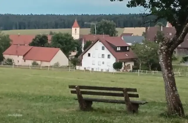 Mit der Kirche von Igelsberg. | Foto: Iris Alefelder