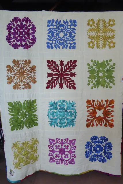 Dieses Werk von Ariane Mock aus Dormagen-Straberg trägt den Titel „Annas Quilt (Hawaiian Quilt)".