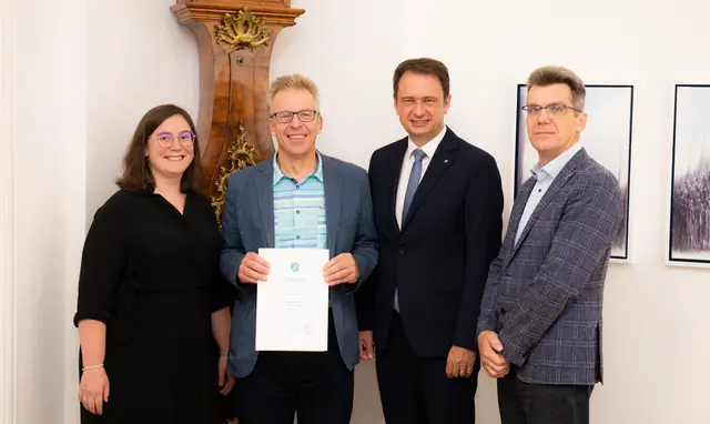 Von links: Johanna Knoblauch, Achim Oelkuch, Oberbürgermeister Frank Kunz und Michael Bregel  | Foto: Jan Koenen - Stadt Dillingen