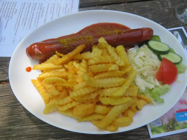 Pommes und Currywurst ist immer gut.