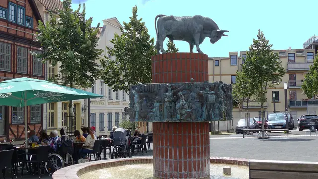Auf dem Schlachtermarkt steht der Backsteinbrunnen, den der Bildhauer Stefan Horota 1979 gestaltete. Das Relief zeigt Szenen aus dem alten niederdeutschen Scherzlied "Von Herrn Pastor sin Kauh". Foto: Helmut Kuzina