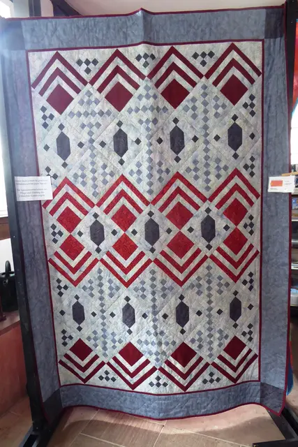 Der zur Verlosung kommende Quilt von 2024 wurde von Barbara Seitz aus Lahntal-Goßfelden mit dem Titel „Art-Deco“ gefertigt.