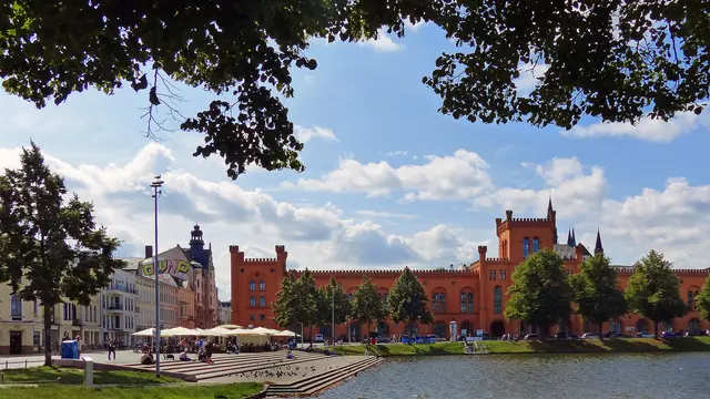 Das Südufer des Pfaffenteichs mit seiner Terrassenanlage. Foto: Helmut Kuzina