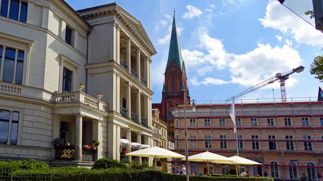 An der südlichen Ecke des Pfaffenteichs steht das Eckhaus (links) des damaligen Schweriner Hofbaumeisters Georg Adolf Demmler, der mit der Begradigung und Bebauung des Ufers begann. Foto: Helmut Kuzina