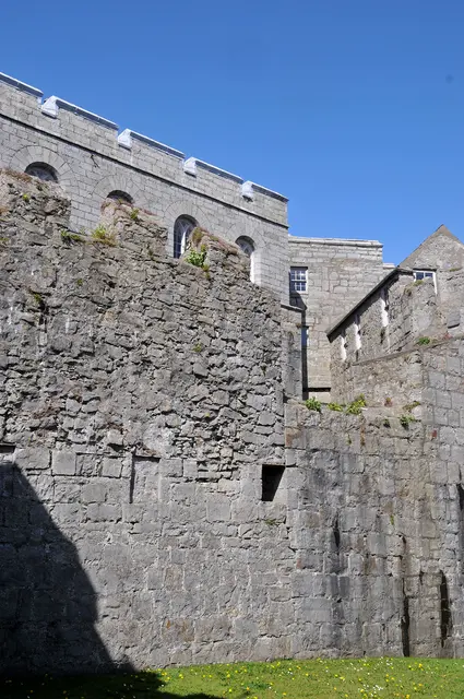 Die mächtige Burg von Castle Town