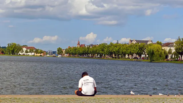 Der Pfaffenteich ist rund 12 Hektar groß und durchschnittlich fast drei Meter tief. Foto: Helmut Kuzina