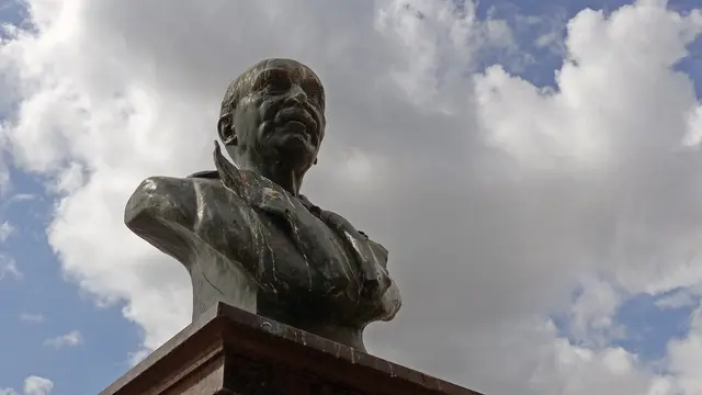Die Bronzebüste (ein Nachguss von 2012) erinnert an den Troja-Entdecker Heinrich Schliemann (1822 – 1890). Foto: Helmut Kuzina