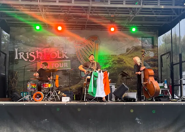 Die Band "The Greenhorns" am Südanleger