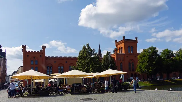 Das wegen der ockerfarbenen Fassade bekannte Bauwerk ist das Arsenalgebäude. Der 1844 errichtete, zweistöckige Bau im englischen Tudorstil diente einst als Waffenarsenal mit Kaserne, Militärgericht und Gefängnis. Foto: Helmut Kuzina