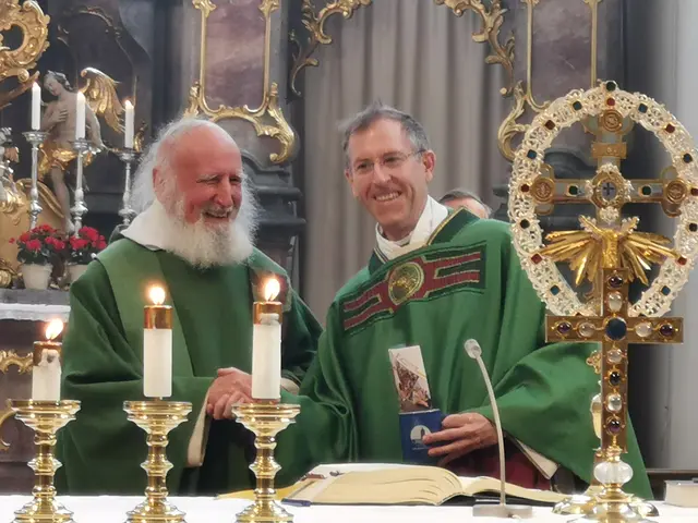 Stadtpfarrer Herbert Gugler bedankt sich bei P. Anselm Grün