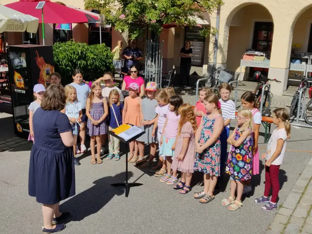 Der Kinderchor der Musikschule Wertingen eröffnete das Grillevent am Marktplatz.