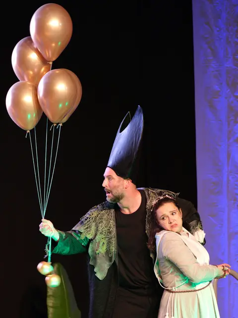 Der Riese Fasolt (Lukasz Konieczny) nimmt das Gold und bringt Freia (Désirée von Delft) zurück. | Foto: Franz Käsinger, Blickwinkel Wertingen