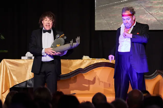 Stehende Ovationen gab es für die Aufführung der Operette „Die Fledermaus“ in Wertingen. Hier Phillip Lüsebrink als der dauerbetrunkene Aufseher Frosch und Wolfgang Newerla als Frank. | Foto: Harry Kraus, Blickwinkel Wertingen