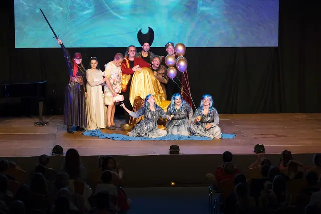 Unter dem Beifall des jungen Publikums stellten sich die Protagonisten zum Gruppenfoto. | Foto: Franz Käsinger, Blickwinkel Wertingen