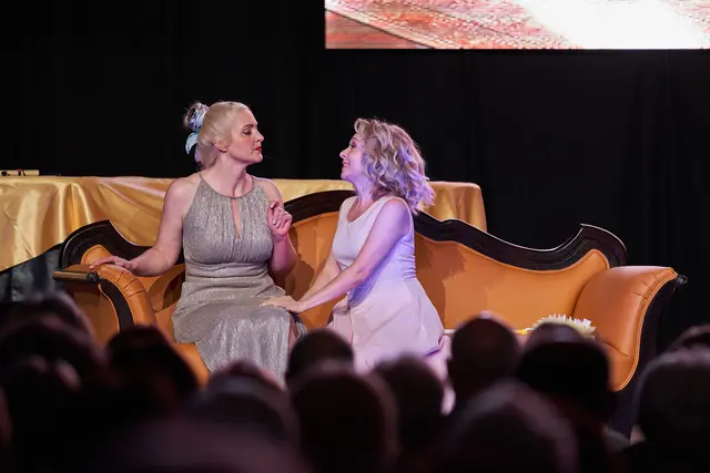 Nina Bezu (Rosalinde) und Maria Nazarova (Adele). | Foto: Harry Kraus, Blickwinkel Wertingen