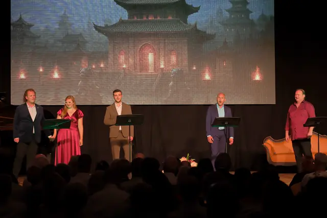 Für die vier Tenöre und Annika Egert gibt es bei der „Großen Nacht der Tenöre“ in Wertingen begeisterten Beifall. | Foto: Paul Schorer, Blickwinkel Wertingen