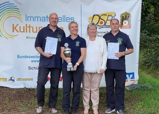 Die siegreiche Mannschaft mit der Pistole .45 ACP