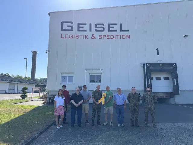 Die Übergabe der Gelben Schleife des Förderverein Stab DSK e.V. erfolgte von Hauptmann Martin Würz an Geschäftsführer Bernd Geisel (in der Mitte) in Anwesenheit von Neustadts Bürgermeister Thomas Groll und Oberst i.G. Bertram (3. und 2. von rechts). | Foto: Martin Würz