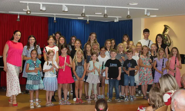 Stolz präsentierten sich die jungen Musiker aus der Klasse von Heike Mayr nach dem kurzweiligen Konzert dem Fotografen.