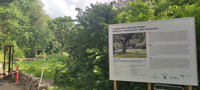 Museum FLUGT in Oksbøl - Informationstafel zum deutschen Flüchtlingsfriedhof Oksbøl